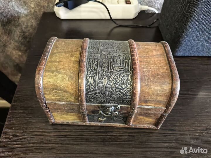 Деревянная шкатулка