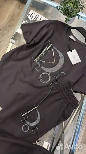 Костюм женский футболка+джоггеры принт Dior стразы