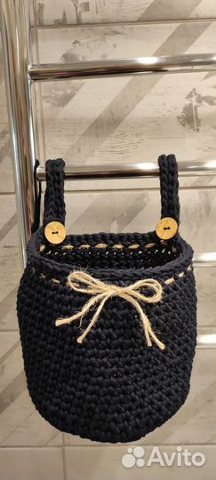 Вязаная корзинка подвесная