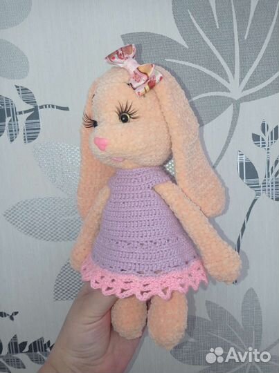 Плюшевый заяц вязаный