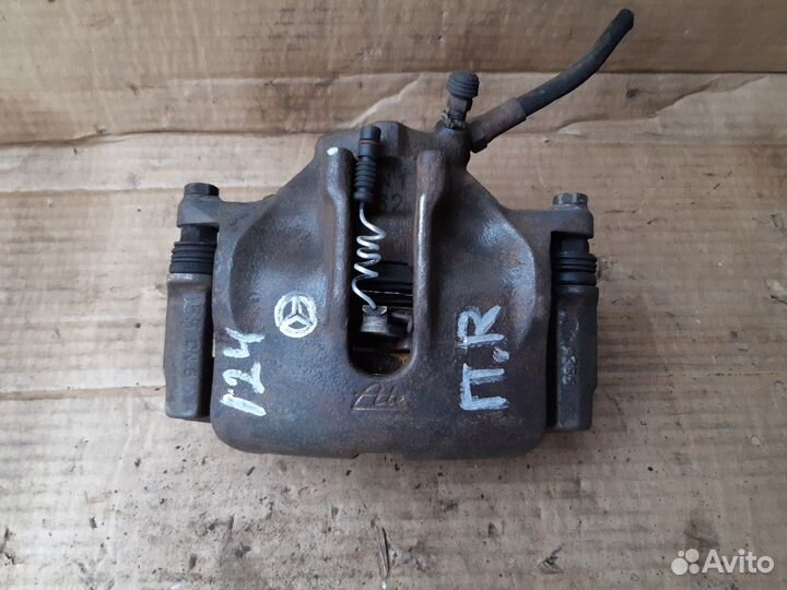 Суппорт передний правый Мерседес 124