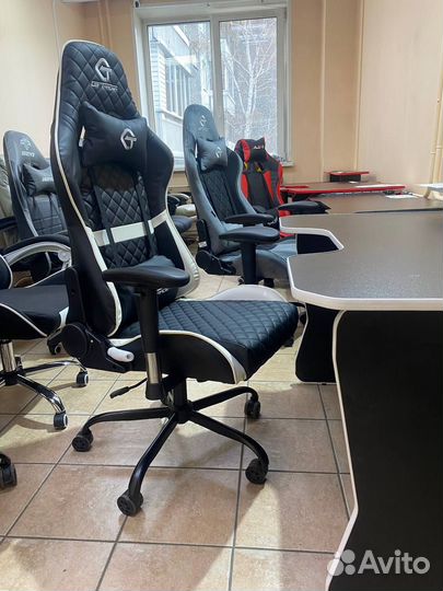 Комплект компьютерный стол и игровое кресло