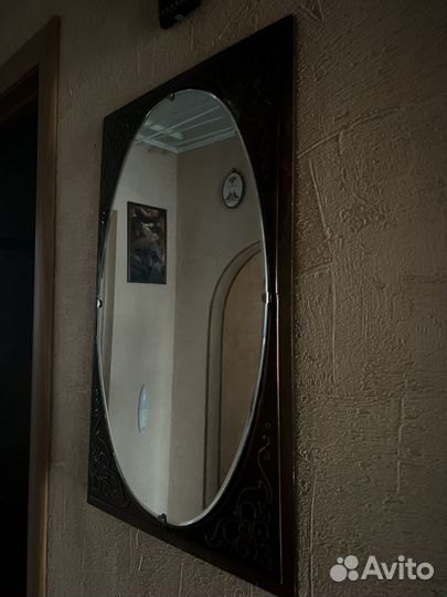 Зеркало и светильник