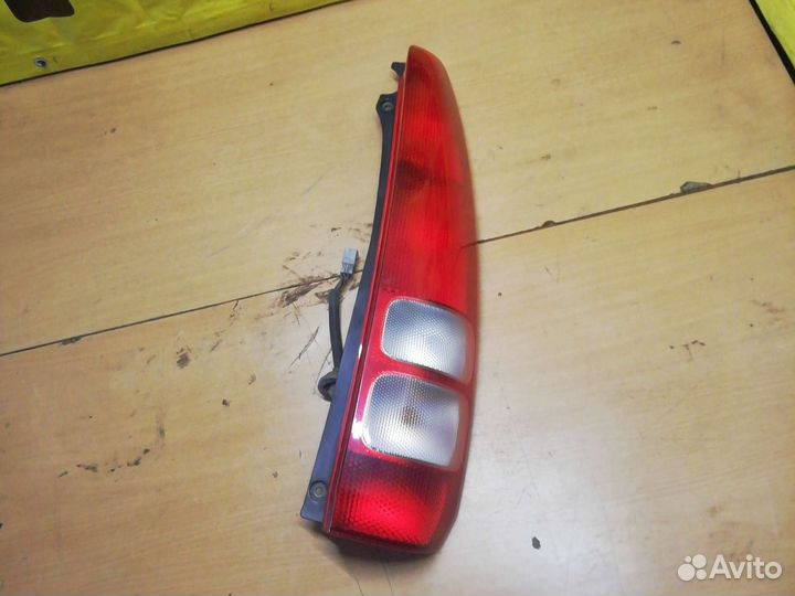 Задний правый фонарь honda hr-v 2002