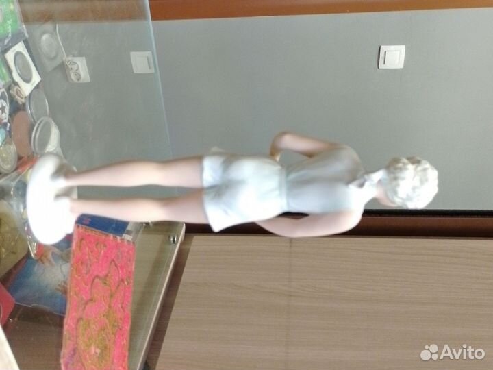 Фарфоровые статуэтки германия Девушка с мячом