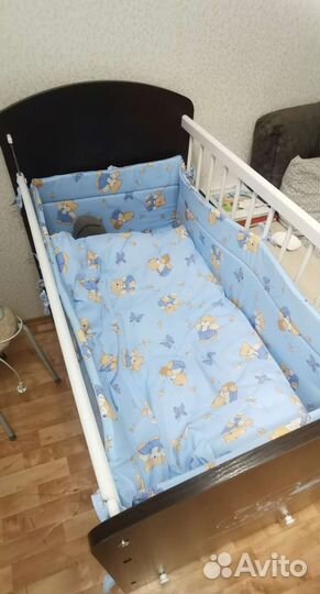 Детская кроватка с маятником