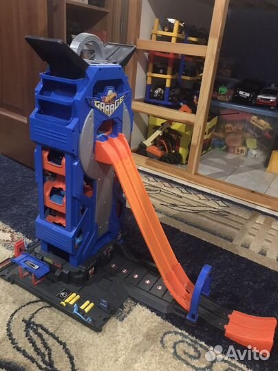 Hot wheels мега гараж