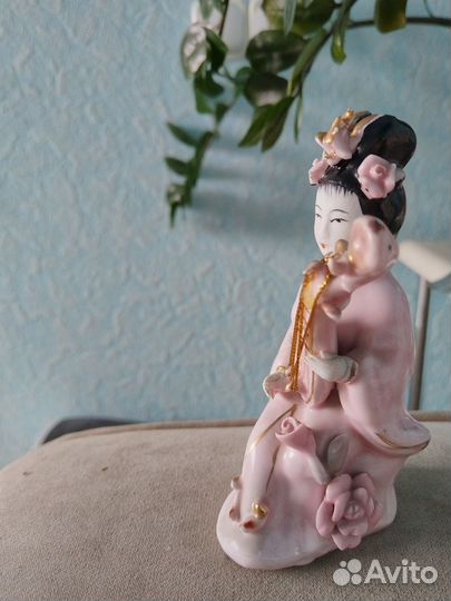 Статуэтка фарфоровая Гейша