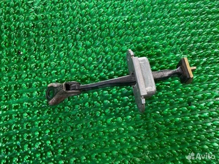 Ограничитель двери прав. перед. Nissan Pathfinder