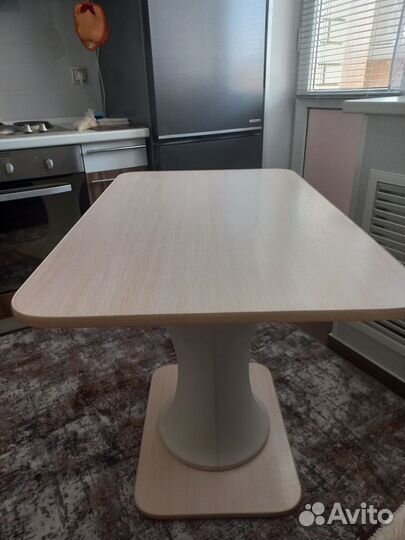 Стол обеденный