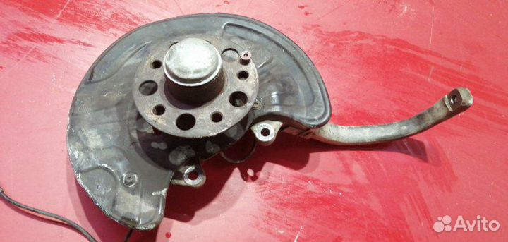 Поворотный кулак (со ступицей в сборе) передний