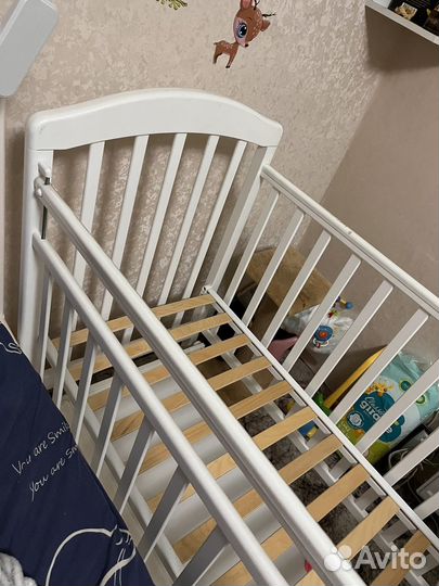 Детская кроватка с маятником