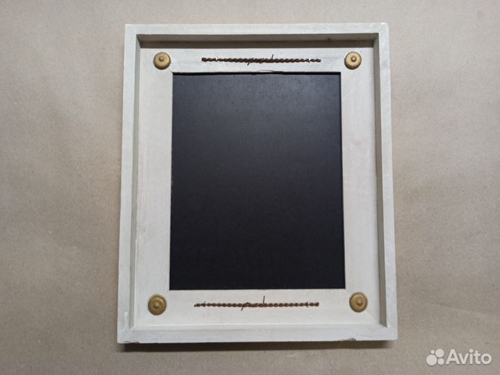 Меловая доска в белой рамке