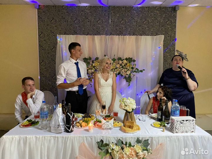 Ведущая на праздник