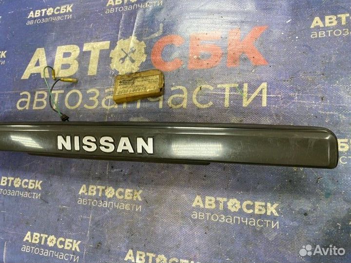Накладка 5-й двери Nissan Vanette KHC120 LD20