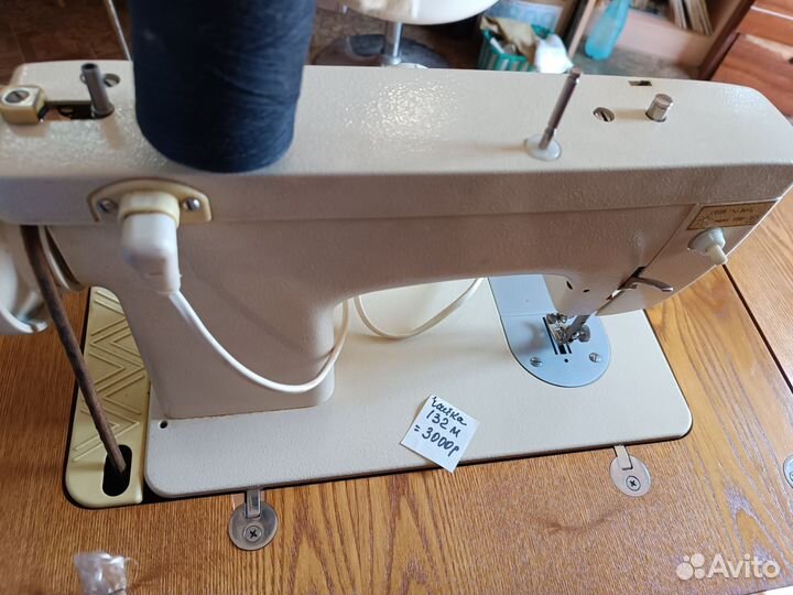 СССР Швейная машинка Чайка 132м ножная тумба
