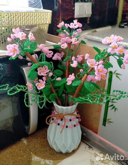 Ветки цветущего дерева из бисера. Ручная работа