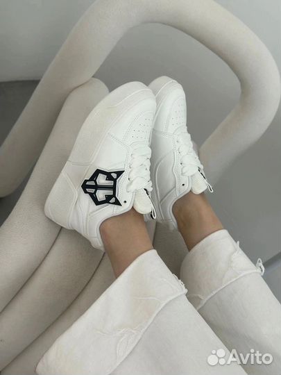 Кроссовки женские