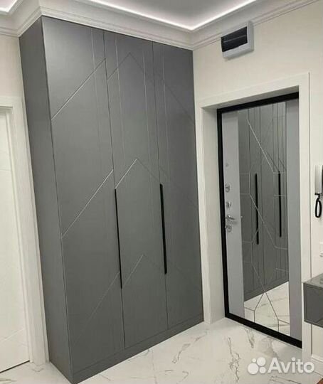 Шкаф на заказ яркого цвета