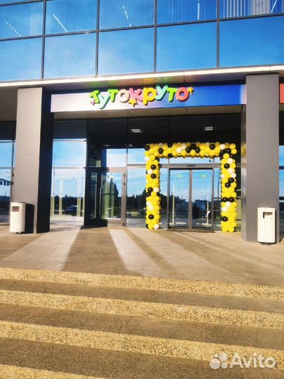 Оформление магазина шарами, арка из шаров