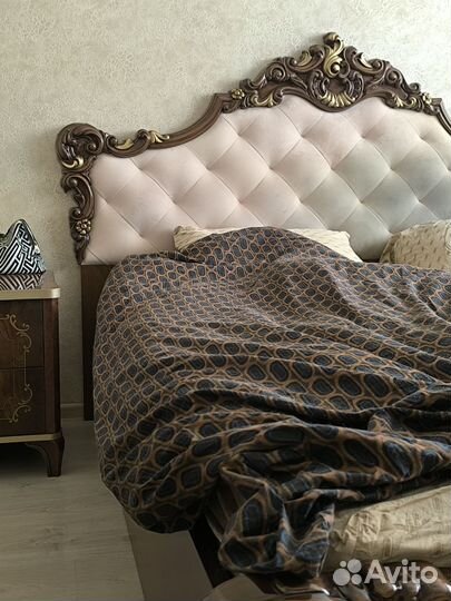 Шкаф, две тумбочки, комод с зеркалом и кровать