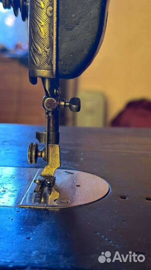 Старинная швейная машинка