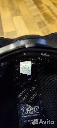 Шлем и бриджи для верховой езды