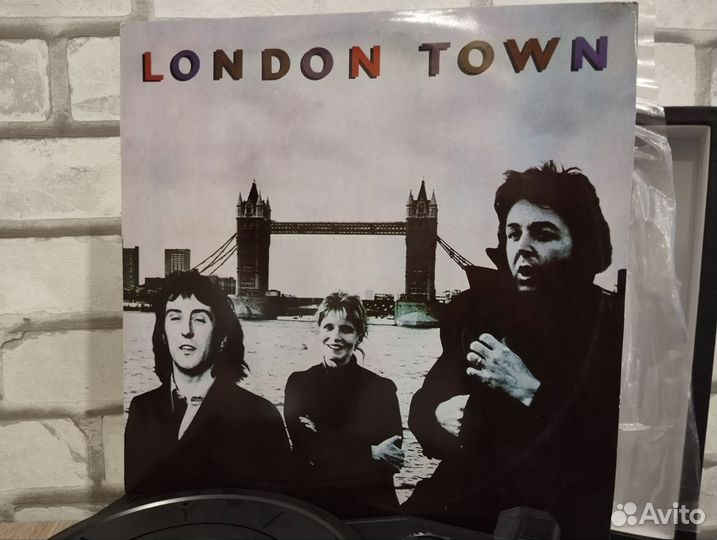 Винил. Wings, London Town India