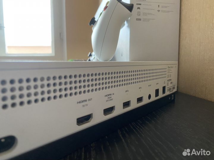 Xbox One S 1tb как новая + 2 геймпада + игры