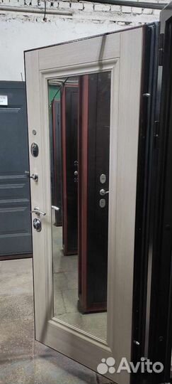 Дверь входная металлическая с зеркалом