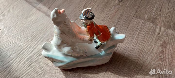 Статуэтка Барон Мюнхаузен и белый медведь.Фарфор