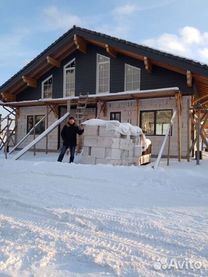 Прораб с бригадой