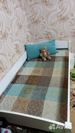 Детская кровать с бортиком и матрасом