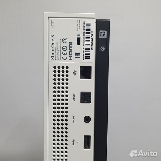 Xbox One S 500GB с геймпадом