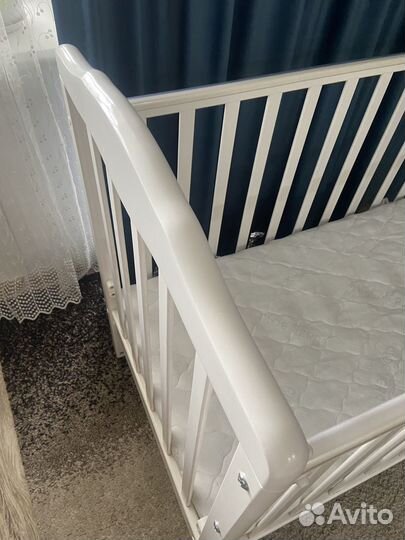 Кровать детская с маятником