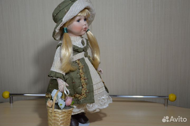 Кукла фарфоровая 30см
