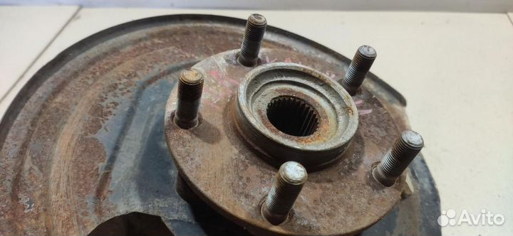 Кулак передний левый Nissan Qashqai+2 рест. 2010