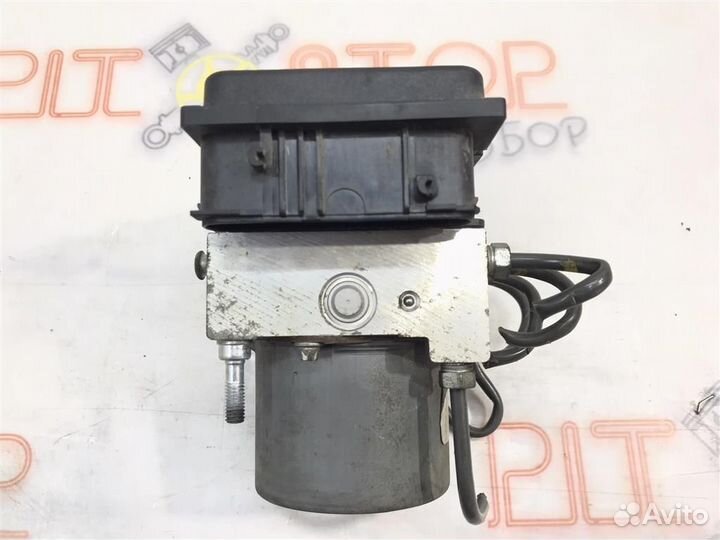 Блок ABS под капотом Toyota Estima (AHR20,ACR50,A