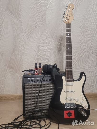 Комплект гитара+комбик+аксесуары