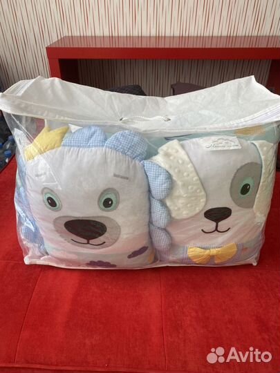 Бортики бонбон в овальную кроватку с простыней на