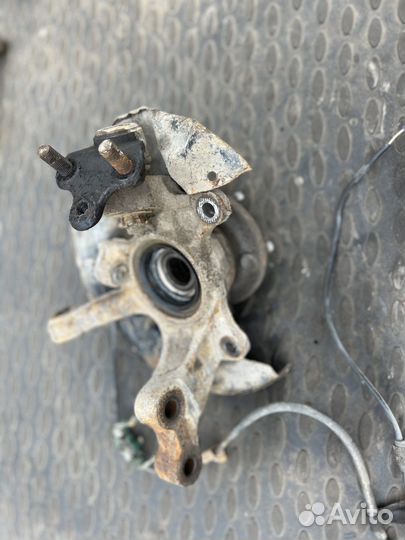 Поворотный кулак правый Toyota Carina ST215