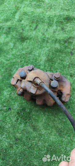 Передний левый суппорт Jaguar XJ X300