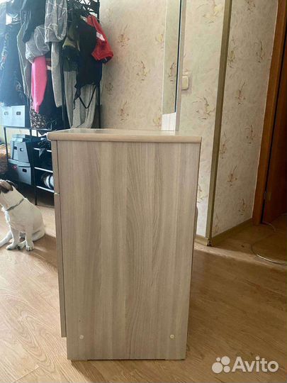 Туалетный столик с зеркалом