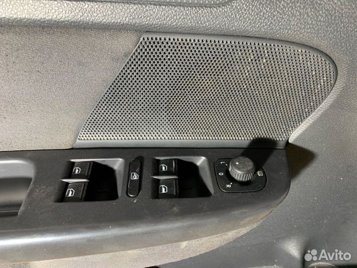 Обшивка боковой двери передняя левая Volkswagen