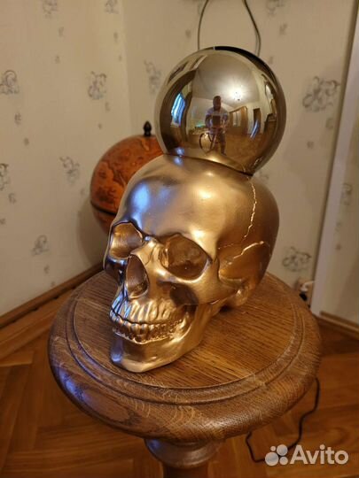 Настольная лампа золотой череп
