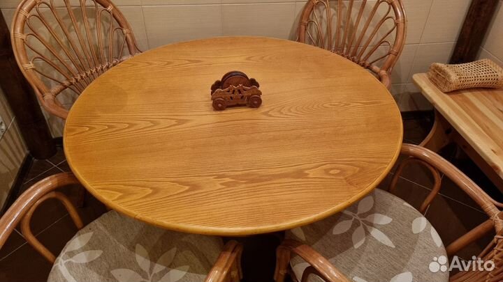 Стол и стулья