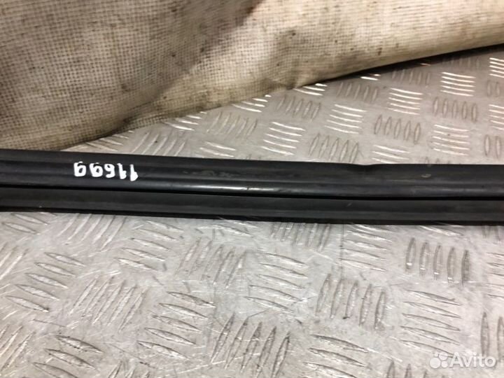 Уплотнитель стекла задний левый Bmw X3 E83 M54B30