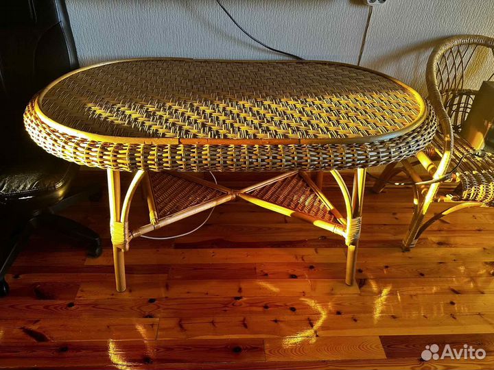 Плетеный стол и стулья