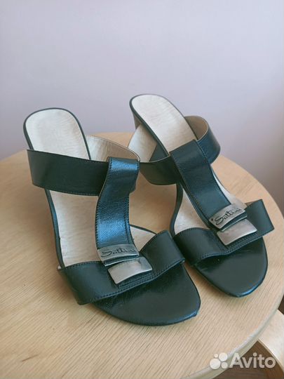 Сабо пантолеты