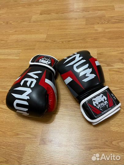 Боксёрские перчатки Venum и щитки